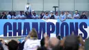 Para pemain Manchester City menyapa para penggemar dari atas bus saat parade kemenangan Liga Inggris di Manchester, Inggris, 23 Mei 2022. (AP Photo/Jon Super)