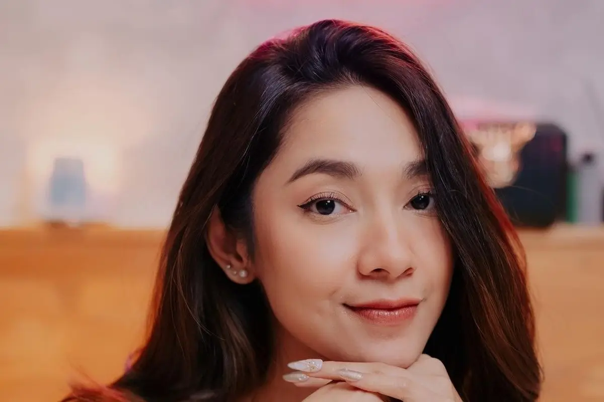 Potret Dinda Kirana Pose di Atas Ranjang