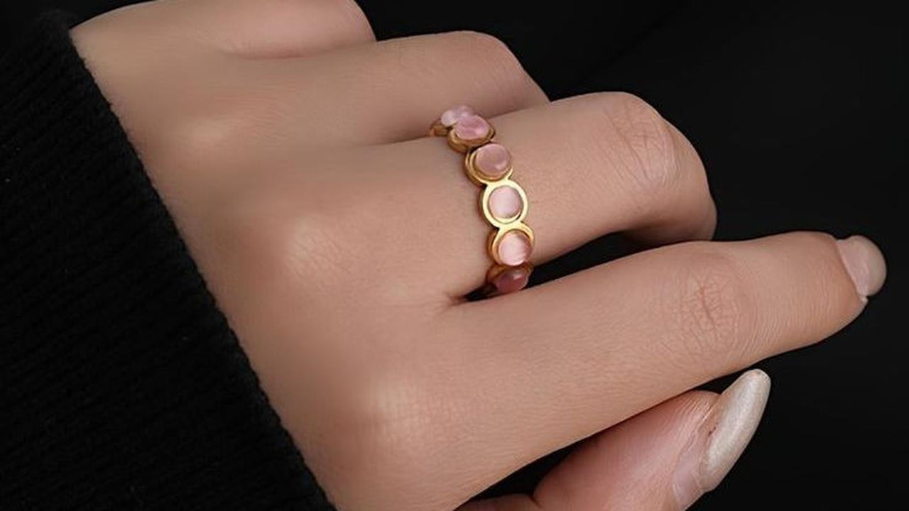 3. Cincin di Jari Tengah: Simbol Tanggung Jawab dan Keseimbangan