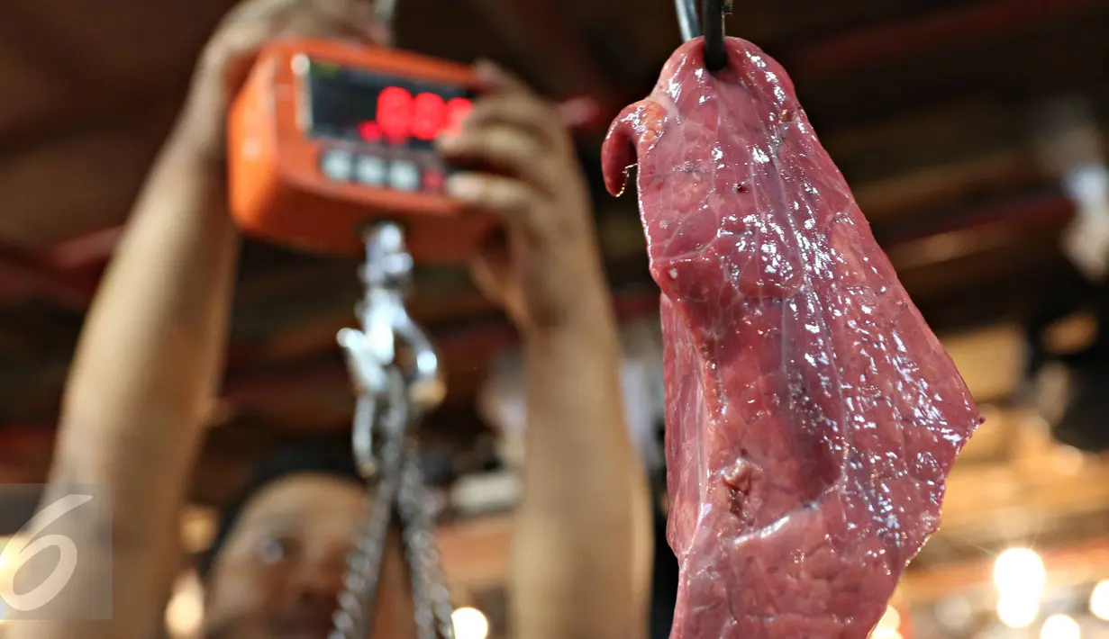 Pedagang menimbang daging sapi jualannya di Pasar Senen, Jakarta, Senin (25/1). Harga daging sapi di pasar tradisional di Jakarta naik dari Rp 95 ribu-Rp 100 ribu per kilogram (kg) menjadi Rp 130 ribu per kg. (Liputan6.com/Immanuel Antonius)