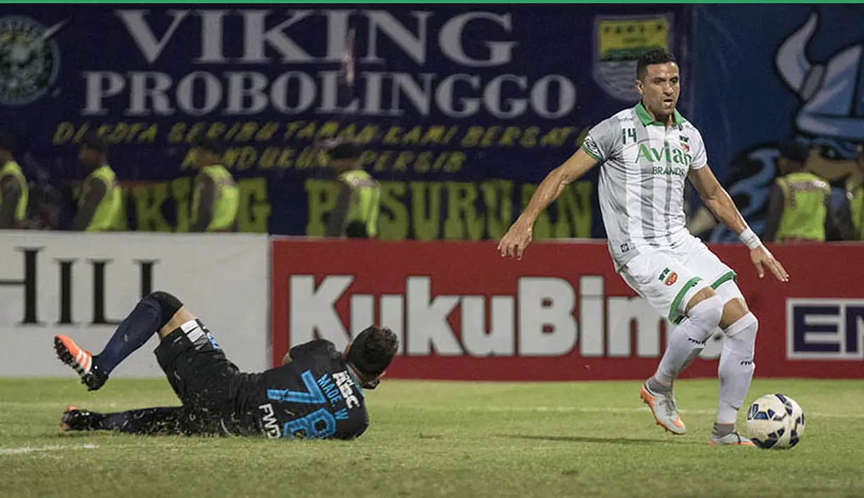 Pemain Surabaya United, Pedro Javier, melewati hadangan kiper Persib, I Made Wirawan dalam lanjutan Grup C Piala Jenderal Sudirman 2015 di Stadion Gelora Delta Sidoarjo, Sabtu (21/11/2015). (Bola.com/Vitalis Yogi Trisna)