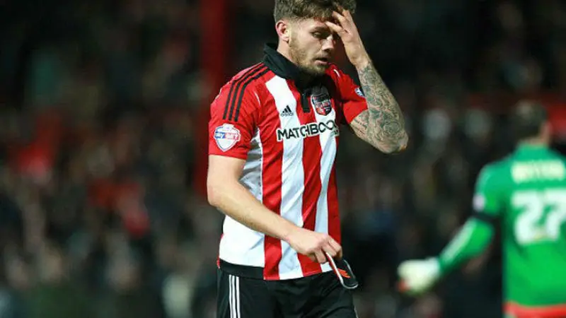 Harlee Dean usai menerima kartu merah dalam duel  Brentford Vs Nottingham Forest FC 