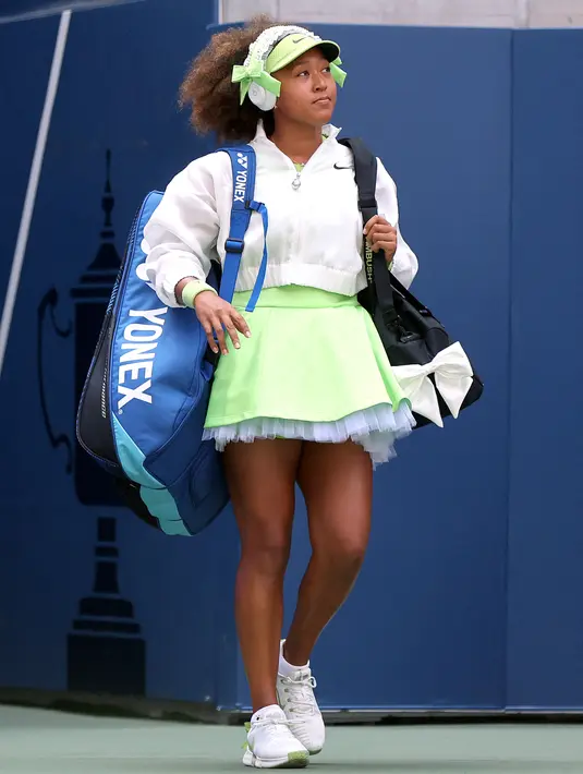 Petenis Jepang, Naomi Osaka saat memasuki lapangan pertandingan saat putaran pertama Amerika Open 2024 melawan petenis Latvia, Jelena Ostapenko di USTA Billie Jean King National Tennis Center, New York, Selasa (27/08/2024). (AFP/Mike Stobe)