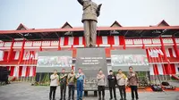 Kapolri Jenderal Listyo Sigit saat meresmikan monumen Jenderal Polisi Hoegeng Iman Santoso di Pekalongan, Jawa Tengah, Sabtu, (11/11/2023). (Dok. Humas Polri)