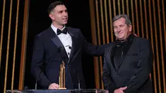Kiper Aston Villa dan Timnas Argentina, Emiliano Martinez (kiri) menerima penghargaan kiper terbaik dunia Yachine Trophy pada acara penganugerahan Ballon d'Or 2023 yang digelar di Theatre du Chatelet, Paris, Selasa (31/10/2023) dini hari WIB. (FRANCK FIFE / AFP)