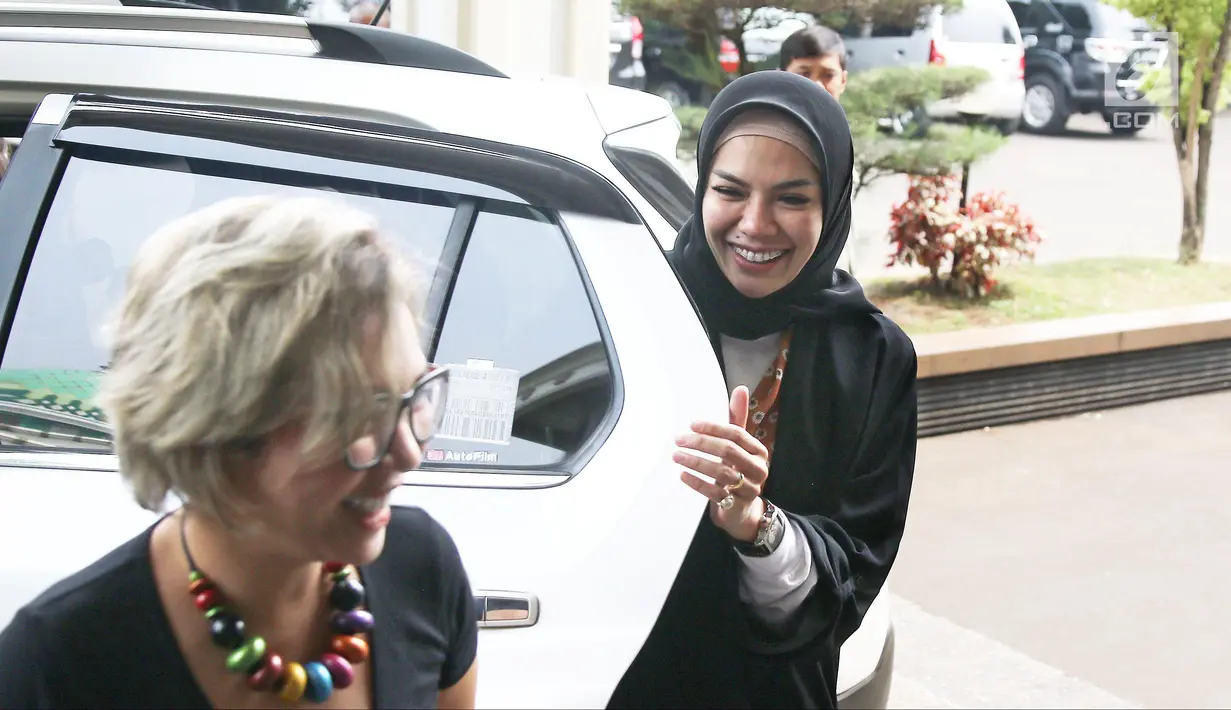 Aktris Nikita Mirzani tiba di Pengadilan Negeri Jakarta Selatan, Rabu (1/8). Nikita Mirzani menjalani sidang isbat pernikahannya dengan Dipo Latief. (Liputan6.com/Herman Zakharia)