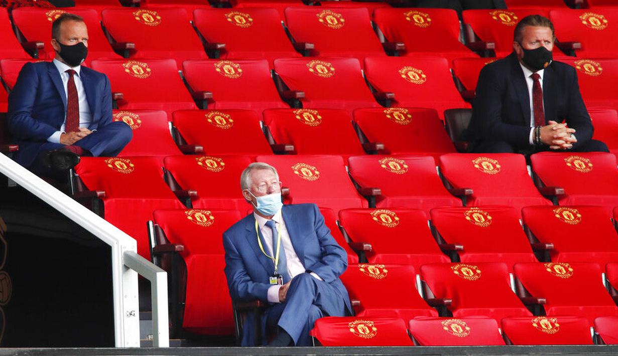 Sir Alex Ferguson menghadiri laga Manchester United melawan Southampton pada laga Premier League di Old Trafford, Selasa (14/7/2020). Mengenakan masker di bawah hidung, Sir Alex Ferguson jadi sorotan di media sosial. (AP/Clive Brunskill/Pool)