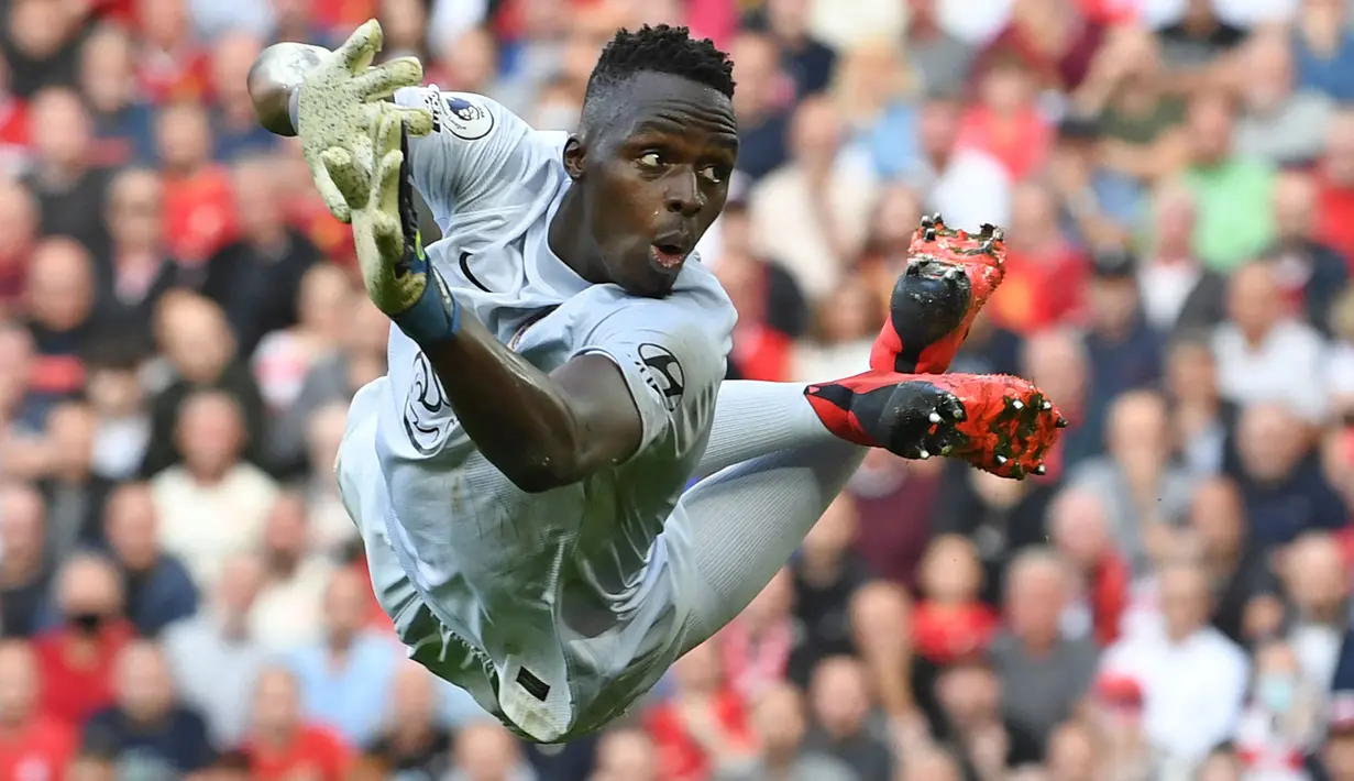 Edouard Mendy merupakan kiper berumur 30 tahun ke atas paling berharga saat ini. Kiper kelahiran 1992 tersebut tercatat memiliki nilai pasar sebesar 32 juta euro. Mendy juga mampu tampil gemilang dengan membuat 15 clean sheet dalam 30 penampilannya musim ini bersama Chelsea. (AFP/Paul Ellis)