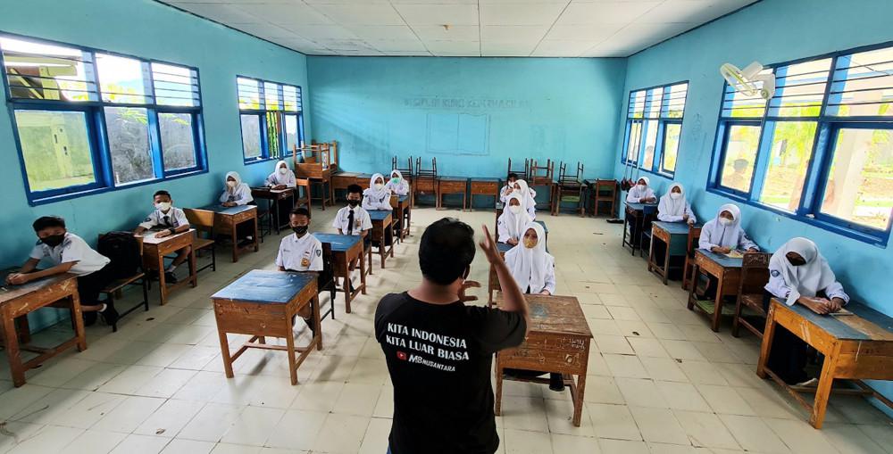 M8 Nusantara membagikan cerita nusantara ke anak-anak sekolah (Istimewa)