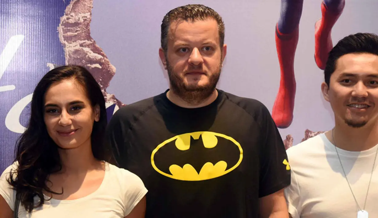 Mengajak sang istri, Dian Ayu, Ananda Omesh juga hadir di gala premiere Spider-Man Homecoming di XXI Gandaria City, Jakarta Selatan. Terlihat Omesh dan juga Marissa Nasution foto bareng di backdrop. (Nurwahyunan/Bintang.com)