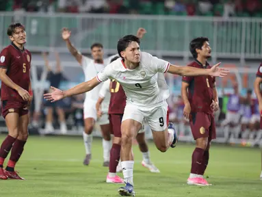 Pemain Timnas Indonesia Mitchell Baker melakukan selebrasi usai mencetak gol ke gawang Kamboja pada laga Grup A Piala AFF 2026 di Stadion Pakansari, Bogor, Senin (27/7/2026). Penyerang berusia 19 tahun itu mencetak hattrick pada laga debutnya bersama Skuad Garuda dan membawa Indonesia meraih kemenangan 5-1 atas Kamboja. (KLY/ Budy Santoso)