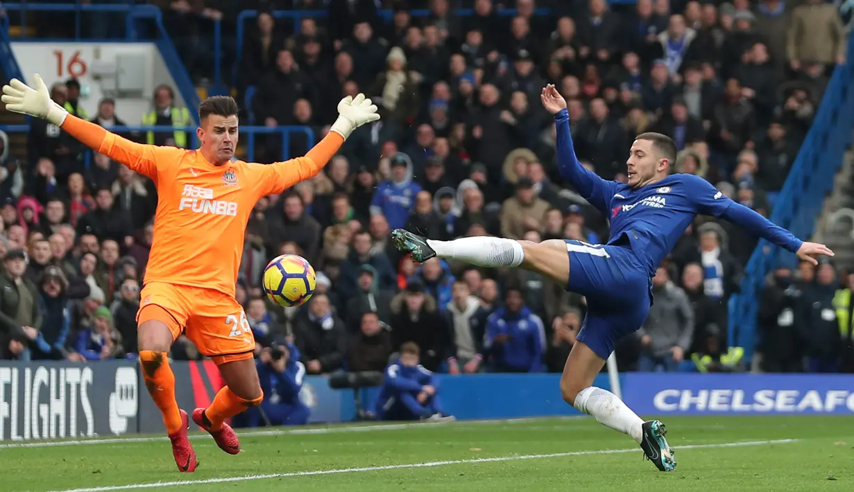 Gelandang Chelsea Eden Hazard berusaha membobol gawang kiper Newcastle Karl Darlow saat pertandingan Liga Inggris di Stamford Bridge, London (2/12). (AFP Photo/Daniel Leal-Olivas)