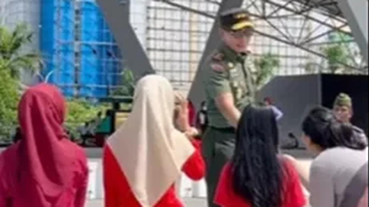 Namun ada satu momen unik yang membuat para warga lain heboh lantaran ia meminta warga yang merasa 'cantik' untuk maju ke depan dan menghadapnya.