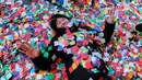 Seorang pria berbaring diantara confetti saat perayaan tahun baru di Times Square, New York, AS (1/1). Selain tu juga New York City punya tradisi menjatuhkan bola saat malam pergantian tahun. (Reuters/Stephanie Keith)