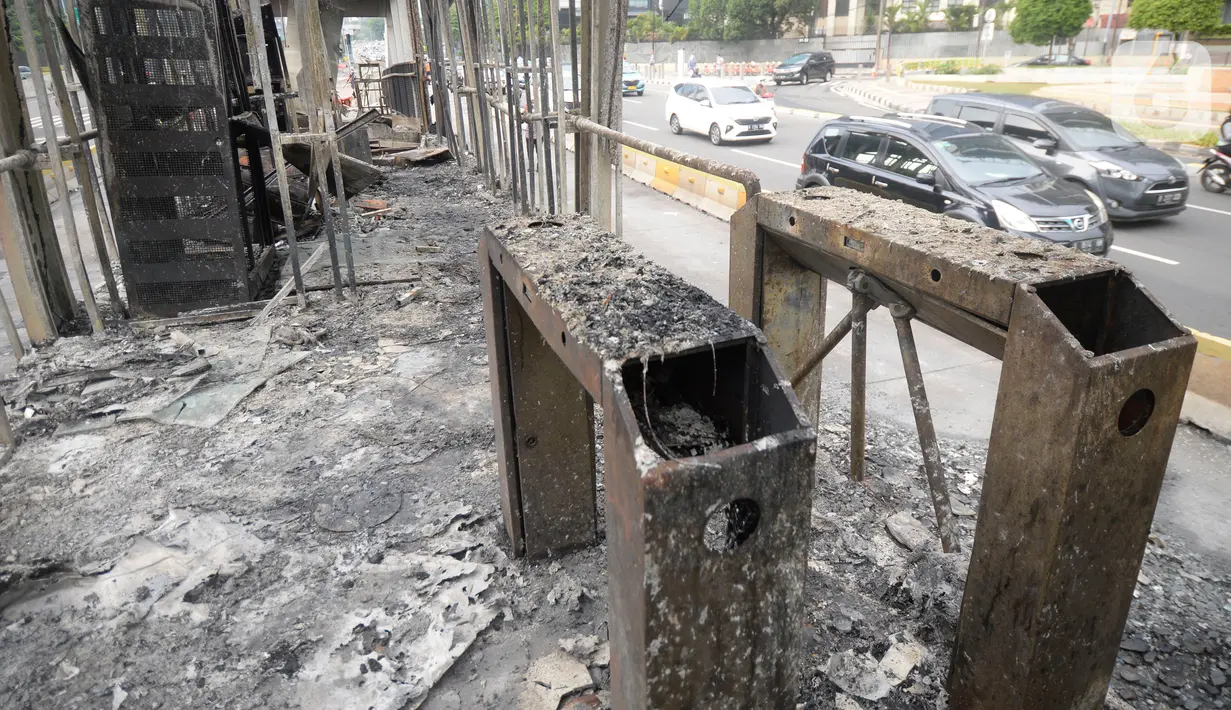 Kondisi halte transjakarta yang dibakar oleh massa perusuh di Kawasan Bundaran HI Jakarta, Jumat (9/10/2020). Demo menolak omnibus law Undang-Undang (UU) Cipta Kerja diwarnai kericuhan dan pembakaran terhadap sejumlah halte Transjakarta. (merdeka.com/Dwi Narwoko)