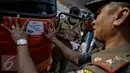 Petugas menempel stiker di kendaraan setelah melakukan uji emisi di kawasan Tugu Proklamasi, Jakarta, Selasa (16/5). Sudin Lingkungan Hidup Jakpus menggelar uji emisi guna meningkatkan kualitas udara bersih bebas polusi. (Liputan6.com/Faizal Fanani)