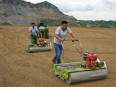 Sejumlah orang menabur benih rumput pada ladang yang direstorasi dari bekas tambang di Kota Maquanzi, Wilayah Otonom Etnis Manchu Qinglong, Provinsi Hebei, China, 5 September 2020. Wilayah tersebut berfokus pada restorasi tambang terbuka dan reklamasi sekitar 584 hektare lahan. (Xinhua/Yang Shiyao)