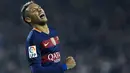 4. Neymar, bintang Barcelona ini dituduhkan melakukan penggelapan pajak sebesar 16 juta dolar dan kini kasusnya sedang proses meja hijau. (AFP/Lluis Gene)