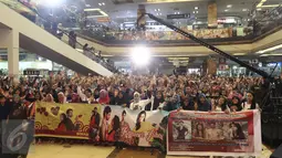 Penggemar Shakti Arora dan Radhika Madan berkumpul saat Meet and Greet Ranveer & Ishani di Metropolis Town Square, Tangerang, Banten, Minggu (5/3). (Liputan6.com/Herman Zakharia)