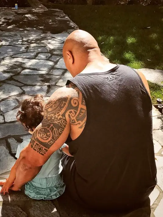 The Rock pun kerap menghabiskan waktu dengan Jasmine di luar rumah. (instagram/therock)