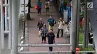 Pejalan kaki melintasi trotoar di kawasan MH Thamrin, Jakarta, Selasa (6/3). Sebagai bagian penataan jalan dan trotoar, Pemprov DKI menegaskan akan menyapu bersih PKL di sepanjang kawasan Sudirman – MH Thamrin. (Liputan6.com/Immanuel Antonius)