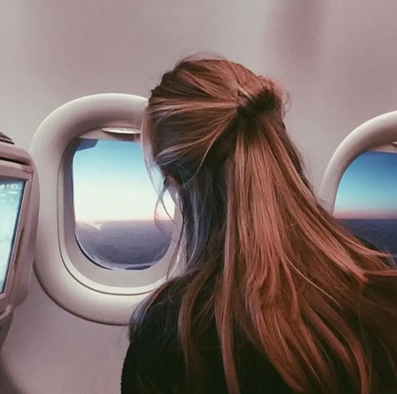 Pakai pakaian yang nyaman saat di pesawat terbang. (Sumber Foto: Tumblr)