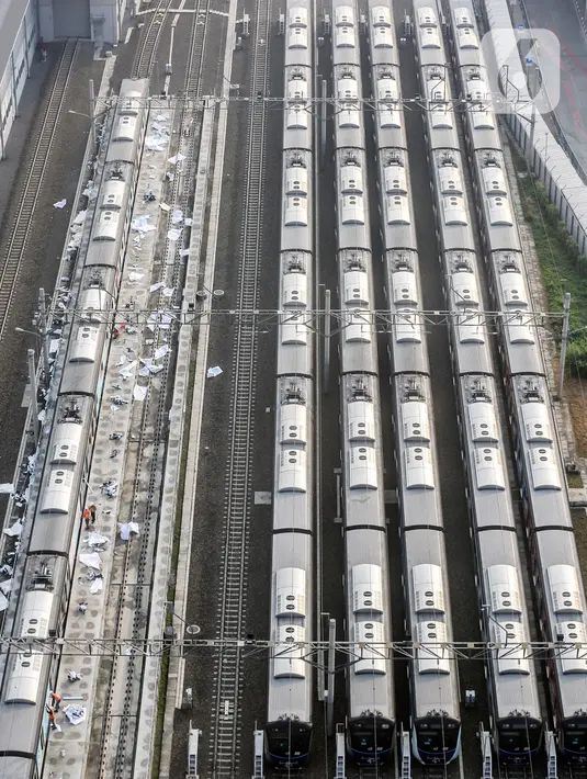 Suasana Depo MRT Lebak Bulus, Jakarta, Senin, (12/7/2021). PT MRT Jakarta (Perseroda) mewajibkan penumpang membawa dokumen perjalanan, termasuk Surat Tanda Registrasi Pekerja (STRP) untuk mendukung penerapan Pemberlakuan Pembatasan Kegiatan Masyarakat atau (PPKM) Darurat. (Liputan6.com/Johan Tallo)