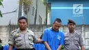 Polisi menggiring tersangka kejahatan begal spesialis handphone di Mapolsek Benda, Tangerang, Banten, Senin (19/11). Polisi menyita barang bukti handphone dan celurit. (Liputan6.com/Fery Pradolo)