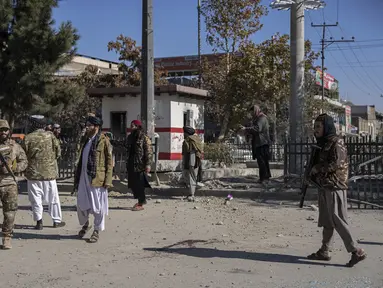 Pejuang Taliban mengamankan daerah itu setelah sebuah bom pinggir jalan meledak di Kabul Afghanistan, Senin (15/11/2021). Bom itu meledak di jalan yang sibuk di ibukota Afghanistan pada hari Senin, melukai dua orang, kata polisi. (AP Photo/Petros Giannacouris)