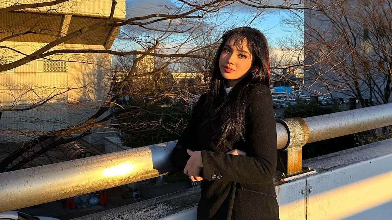 Kembali Dikira Lisa BLACKPINK, Lyodra Ginting Terjang Suhu Dingin di Jepang dengan Outfit yang Fashionable