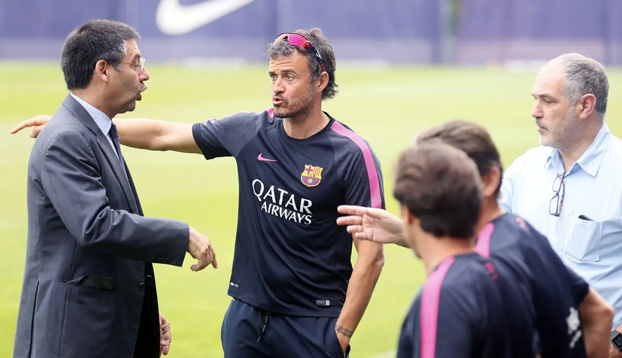 Presiden FC Barcelona, Josep Maria Bartomeu (kiri), berbincang dengan Luis Enrique, saat menyaksikan  sesi latihan di Joan Gamper training camp, (25/7/2014). (REUTERS/Albert Gea)