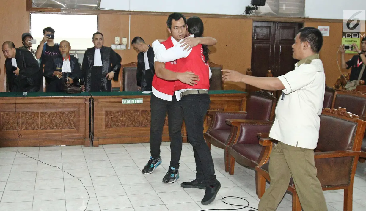 Musikus Marcello Tahitoe atau Ello bersama rekannya Diego berpelukan seusai menjalani sidang putusan di Pengadilan Negeri Jakarta Selatan, Selasa (16/1). Majelis hakim memvonis Ello dan Diego selama 9 bulan rehabilitasi. (Liputan6.com/Herman Zakharia)