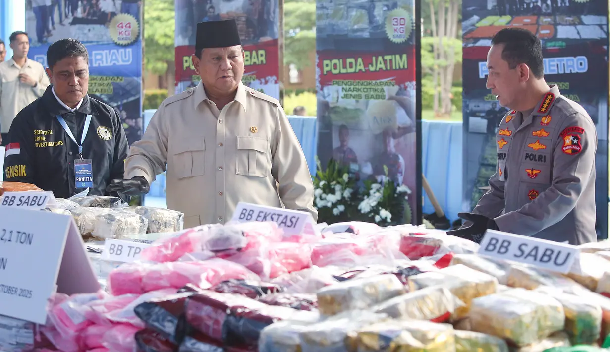 Presiden Prabowo Subianto (tengah) bersama Kapolri Jenderal Listyo Sigit Prabowo melakukan pengecekan sebelum memusnahkan barang bukti narkoba sitaan Kepolisian Republik Indonesia, di Lapangan Bhayangkara, Mabes Polri, Rabu (29/10/2025). Pada Rabu 29 Oktober 2025, Presiden Prabowo Subianto dan Kapolri Jenderal Listyo Sigit Prabowo bersama-sama memimpin pemusnahan barang bukti narkotika, psikotropika, dan bahan adiktif lainnya atau narkoba di Lapangan Bhayangkara, Jakarta. (merdeka.com/Arie Basuki)