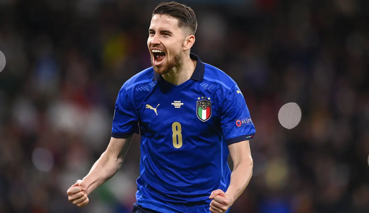 Gelandang Italia, Jorginho berselebrasi setelah sukses menendang penalti ke gawang Spanyol pada pertandingan semifinal Euro 2020 di Stadion Wembley, London, Inggris, Rabu (7/7/2021). Italia mengalahkan Spanyol 4-2 lewat adu penalti setelah laga imbang 1-1. (Fabio Ferrari/LaPresse via AP)