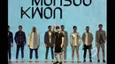 Desainer asal Korea Selatan, Kwon Mun Soo bersama para modelnya dalam ajang Indonesia Fashion Week 2015 di JCC Senayan, Jakarta, Minggu (1/3). (Liputan6.com/Panji Diksana)