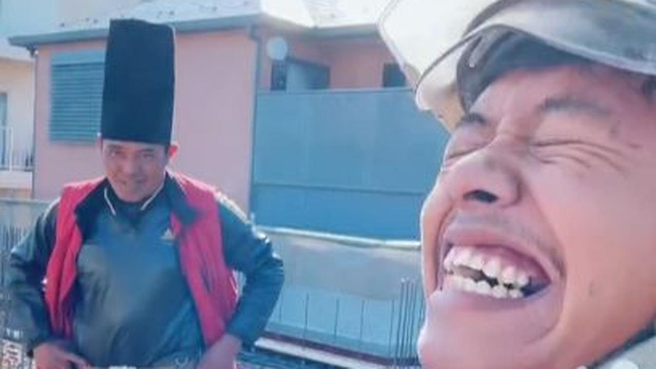 "jauh jauh kerja di jepang supervaisorku orang madura 🤫😂..."<br>