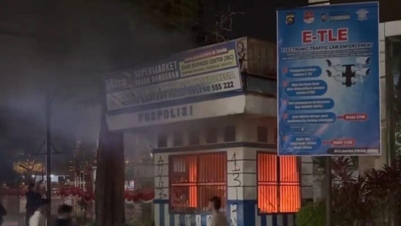 Mengejutkan, Pos Polisi di Simpang BI Jambi Ludes Dibakar dalam Aksi Massa Jambi