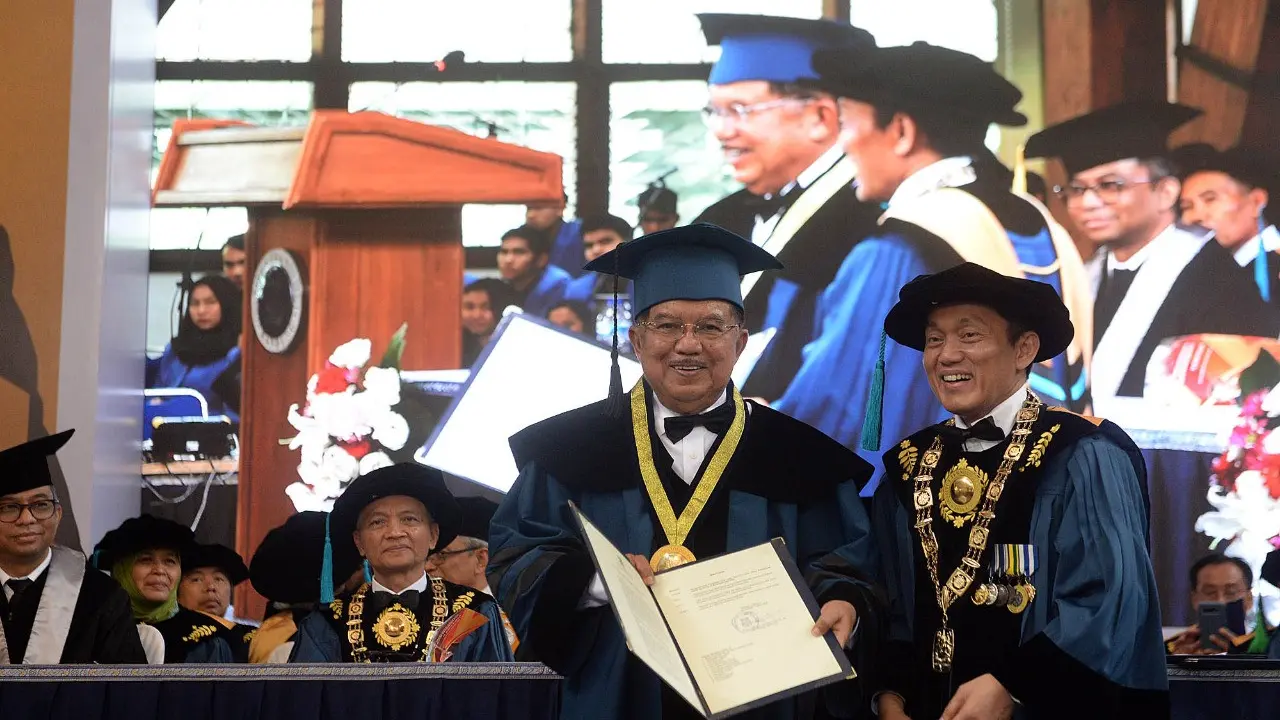 Mantan Presiden RI Jusuf Kalla mendapatkan gelar Doktor Honoris Causa untuk ke-14 kalinya.