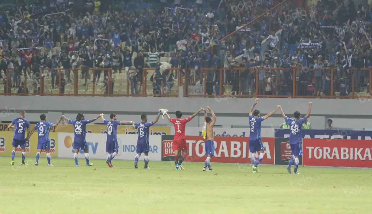 Pemain Persib Bandung memberikan salam kepada Bobotoh usai laga melawan Persiba Balikpapan pada lanjutan Torabika SC 2016  di Stadion Wibawa Mukti, Cikarang, Sabtu (1/10/2016). (Bola.com/Nicklas Hanoatubun)