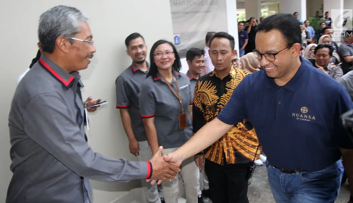 Dirut Bank DKI, Zainuddin Mappa (kiri) menyambut kedatangan Gubernur DKI Jakarta, Anies Baswedan saat serah terima kunci Hunian Program DP 0 Rupiah di Klapa Village, Jakarta (31/8/2019). Rusunami siap huni tersebut, bebas biaya administrasi dan tenor kredit hingga 20 tahun. (Liputan6.com/HO/Budi)
