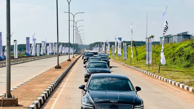 Presiden Joko Widodo (Jokowi) menjajal mobil listrik Genesis