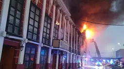 Kebakaran terjadi di klub malam populer bernama Teatre, di kawasan Atalayas, sekitar pukul 06.00 waktu setempat. (Bomberos/Ayuntamiento de Murcia via AP)