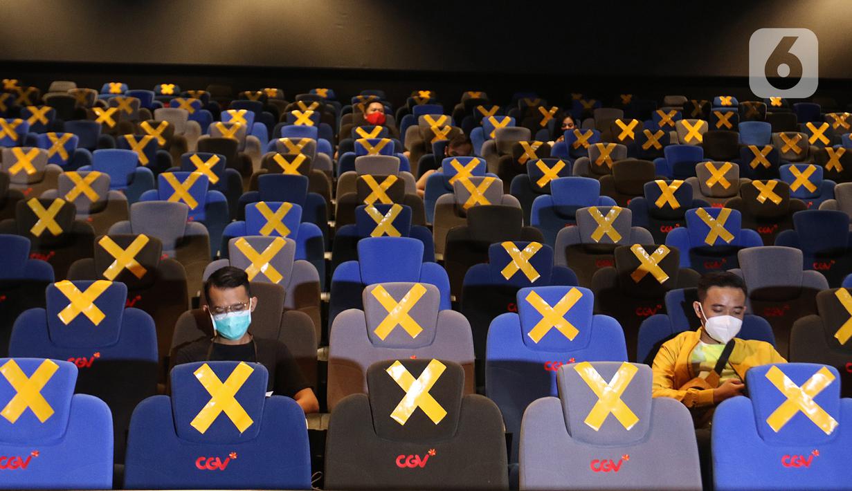 Penonton sedang menunggu tayangan film di dalam studio yang sudah dibuka, di CGV Grand Indonesia di Jakarta, Rabu (21/10/2020). Sejumlah bioskop di Ibu Kota kembali beroperasi hari ini setelah mendapatkan izin dari Pemprov DKI Jakarta. (Liputan.com/Herman Zakharia)