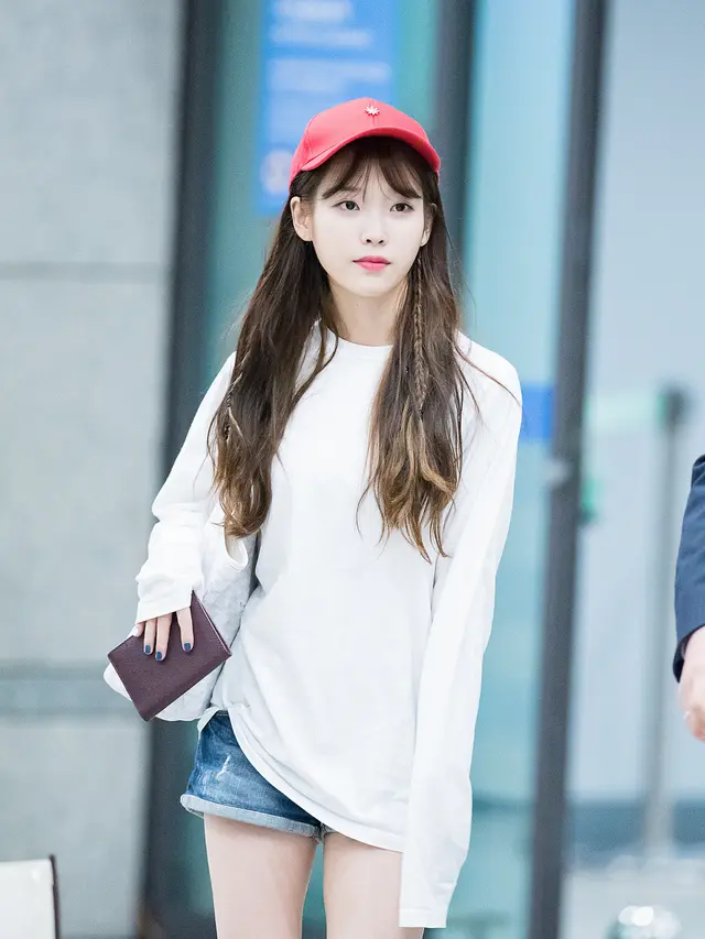 [Bintang] Bertubuh Petite, Airport Fashion IU Dulu dan Sekarang Selalu Terlihat Attractive