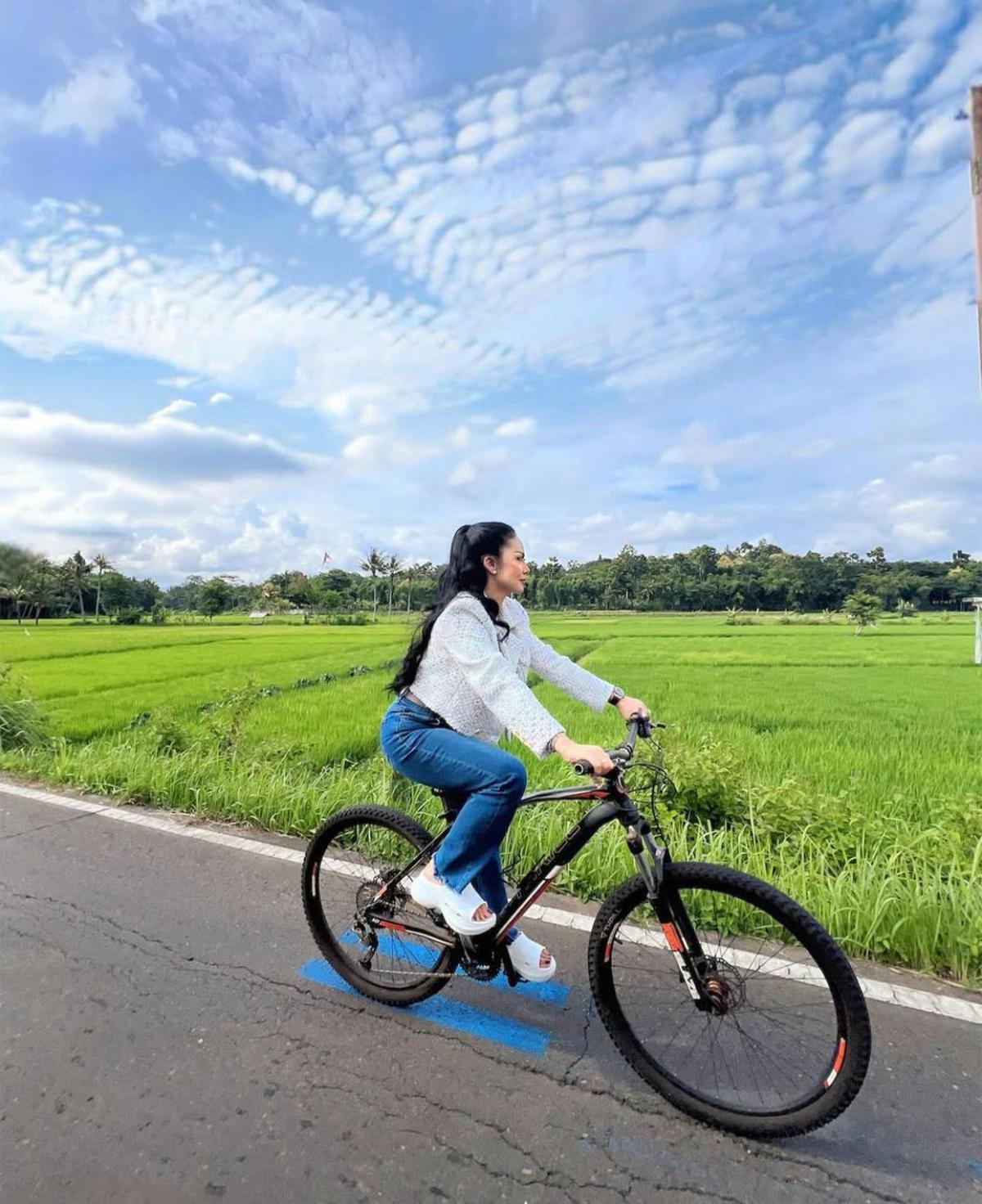 Potret Kris Dayanti Gowes di Plataran Heritage Borobudur, Pamer Look Simpel Tapi Elegan
