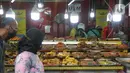 Beragam menu makanan khas Sumatera Barat yang dijajakan di kawasan Food Street Kramat, Jakarta, Jumat (30/4/2021). Kawasan yang menjual beragam menu makanan khas Sumatera Barat selalu ramai dikunjungi pecinta kuliner terutama jelang waktu berbuka puasa. (Liputan6.com/Helmi Fithriansyah)