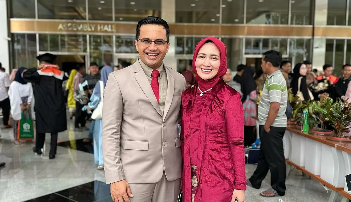 Saat mendampingi suami wisuda, wanita berusia 42 tahun itu tampil anggun dengan kebaya merah maroon lengkap dengan hijabnya. [Instagram/sahrulgunawanofficial]