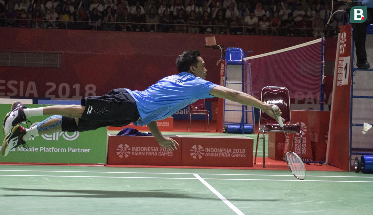 Ukun Rukendi pebulutangkis Indonesia meraih medali perak setelah gagal mengalahkan Bhagat Pramod asal India di nomor tunggal putra SL3 pada Asian Para Games 2018 di Istora Senayan, Sabtu (13/10/2018).  (Bola.com/Peksi Cahyo)