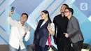 Founder RANS Entertainment Raffi Ahmad bersama CEO RANS Entertainment Nagita Slavina, Co-Founder Kaesang Pangarep dan Co-Founder & Chairman of VCGamers Wafa Taftazani berswafoto bersama usai peluncuran RansVerse di Jakarta, Jumat (1/4/2022). (Liputan6.com/Helmi Fithriansyah)