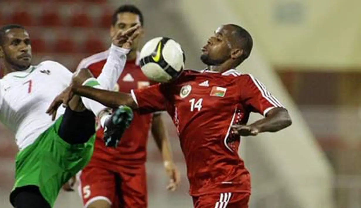 Penyerang Indonesia, Boaz Solossa (putih) berebut bola dengan pemain Oman, Hassan Rabia dalam pertandingan kualifikasi Piala Asia 2011 di Muscat pada 19 Januari 2009. AFP PHOTO/MOHAMMED MAHJOUB